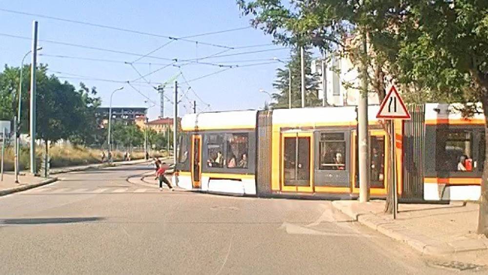 Tramvaydan tutunarak paten kayan &ccedil;ocukların tehlikeli yolculuğu
