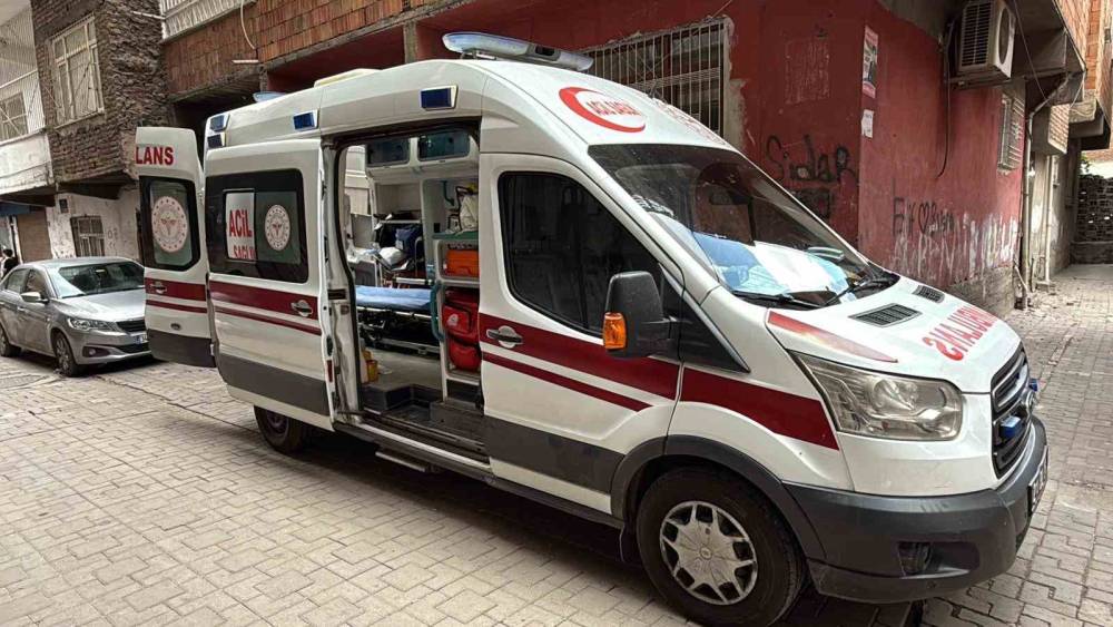 Mahalle sakinleri kokudan ş&uuml;phelendi, yalnız yaşayan adam evinde &ouml;l&uuml; bulundu
