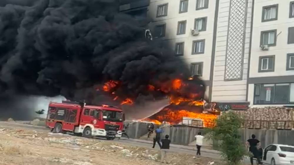 Şanlıurfa&rsquo;da depoda &ccedil;ıkan yangın binayı sardı
