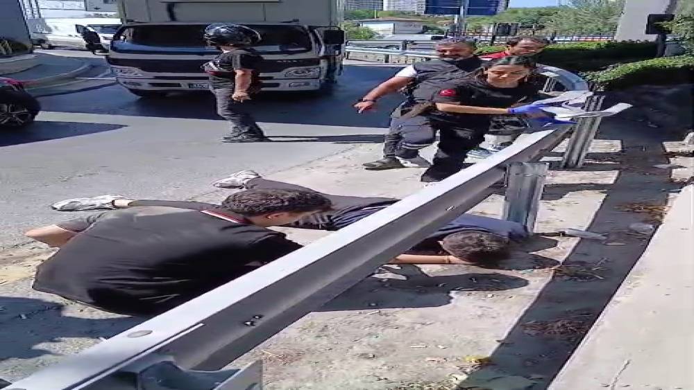 Esenler&rsquo;de virajı alamayan motosiklet bariyerlere &ccedil;arparak devrildi: 1 yaralı
