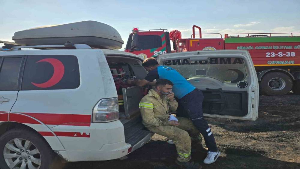 Yangına m&uuml;dahale eden 4 personel dumandan etkilendi
