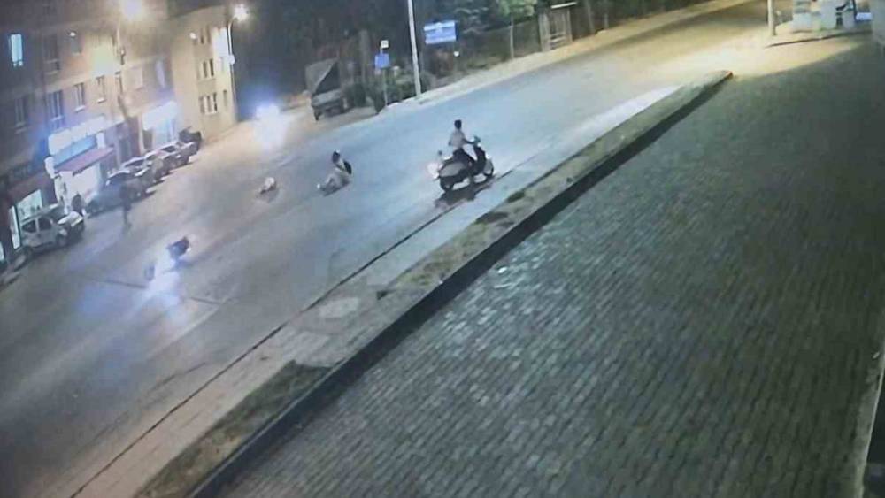 Motosikletin &ccedil;arptığı 16 yaşındaki kız yoğun bakımda, acılı baba yola &ccedil;&ouml;z&uuml;m bekliyor
