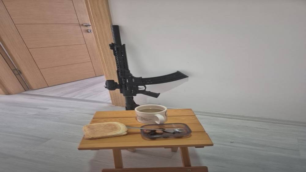 &Ccedil;atalca&rsquo;da silahlı şahıs kendisini eve kapattı
