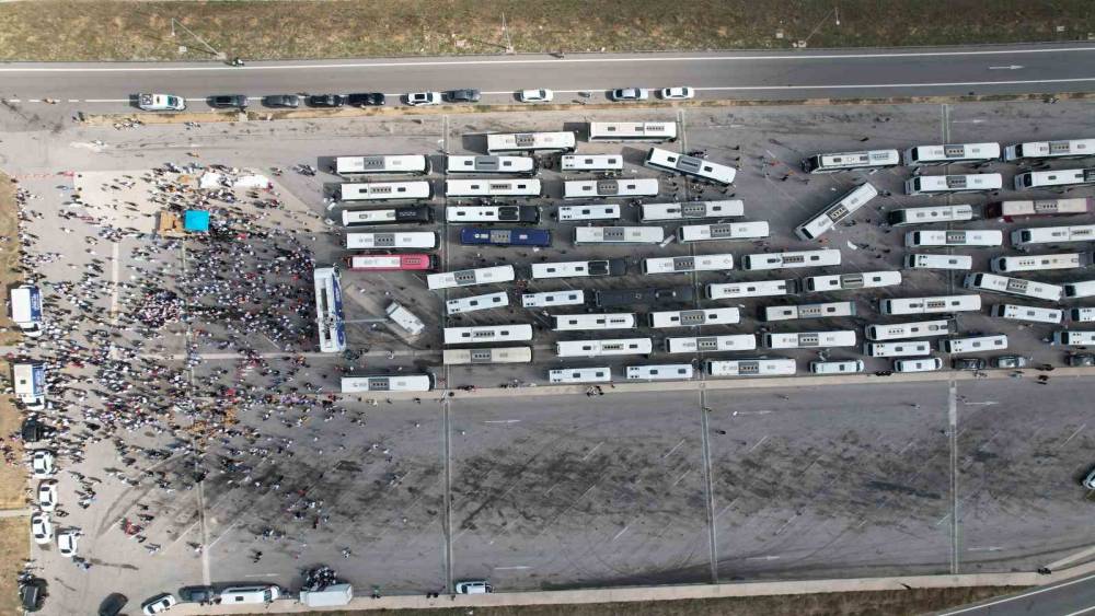 300 otob&uuml;s, 15 bin AK Parti mensubu, İstanbul&rsquo;dan Ankara&rsquo;ya yola &ccedil;ıktı
