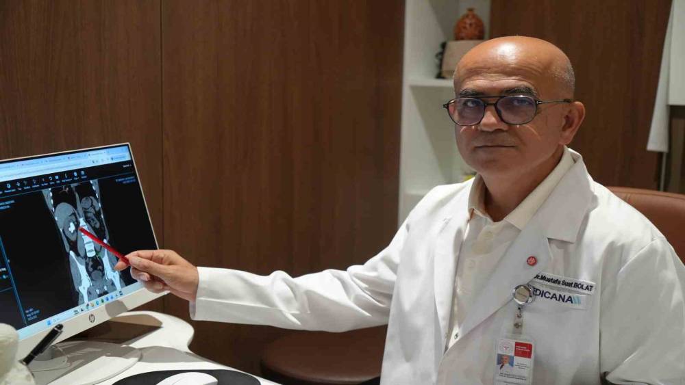 25 cm k&uuml;pl&uuml;k b&ouml;brek taşı, hastanın sırtından girilerek &ccedil;ıkartıldı

