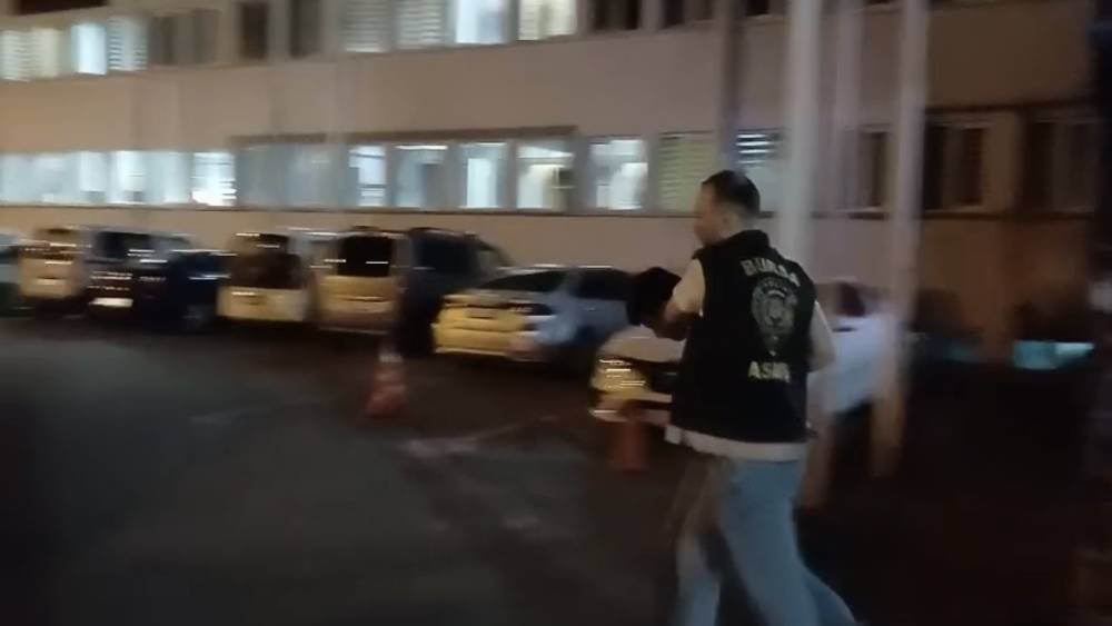 Sahte bankacı ormana ka&ccedil;tı, polis ormanda yakaladı
