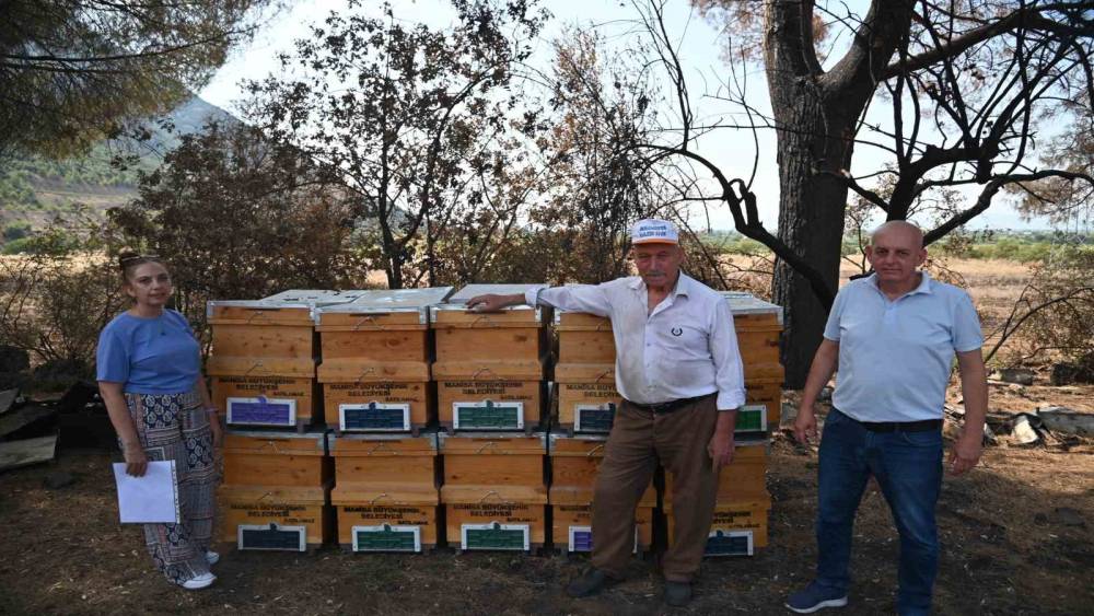 Yangında kovanları zarar g&ouml;ren arıcıya destek
