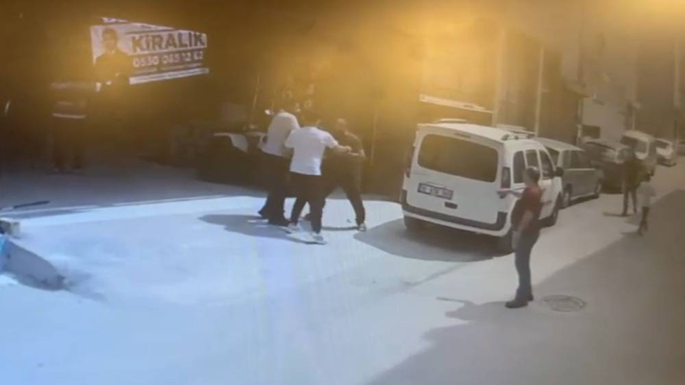 Mahalle savaş alanına d&ouml;nd&uuml;: Akraba kavgasında 1 kişi bı&ccedil;aklandı, 6 kişi yaralandı
