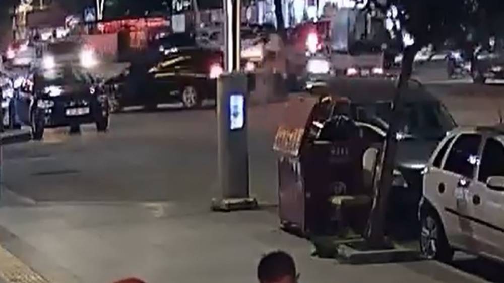 Motosiklet s&uuml;r&uuml;c&uuml;s&uuml; yola savruldu: Kaza anı kamerada
