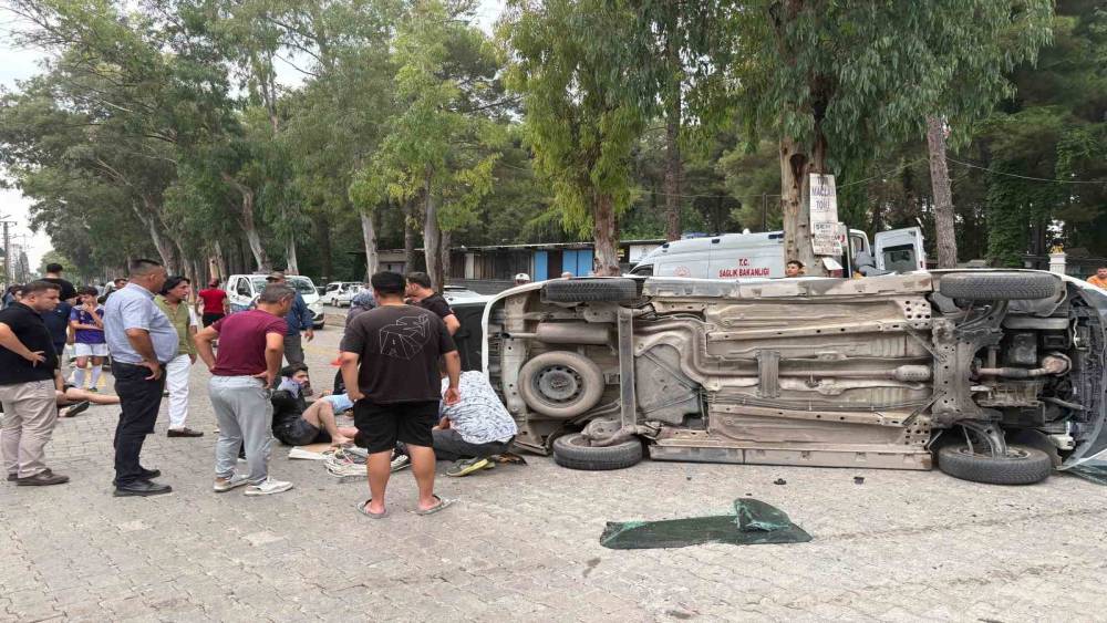 Osmaniye&rsquo;de otomobil hafif ticari ara&ccedil;la &ccedil;arpıştı: 5 yaralı
