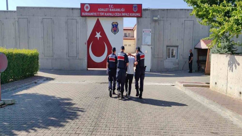 Edremit&rsquo;teki yangın i&ccedil;in &ouml;zel ekip kuruldu: Yakalanan ş&uuml;pheli tutuklandı

