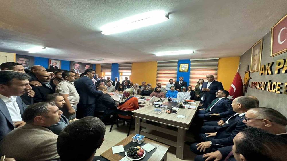 AK Parti Kars&rsquo;ta il&ccedil;e teşkilatlarını buluşturdu: "Birlik ve beraberlik i&ccedil;inde &ccedil;alışmaya devam edeceğiz"
