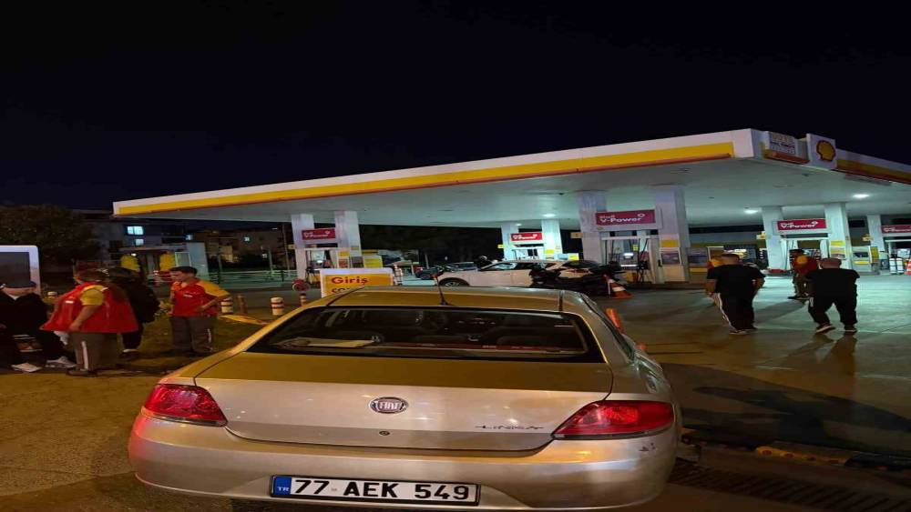 E-5&rsquo;ten yan yola girmek isteyen otomobil s&uuml;r&uuml;c&uuml;s&uuml; motosikletliye &ccedil;arptı, O anlar kamerada
