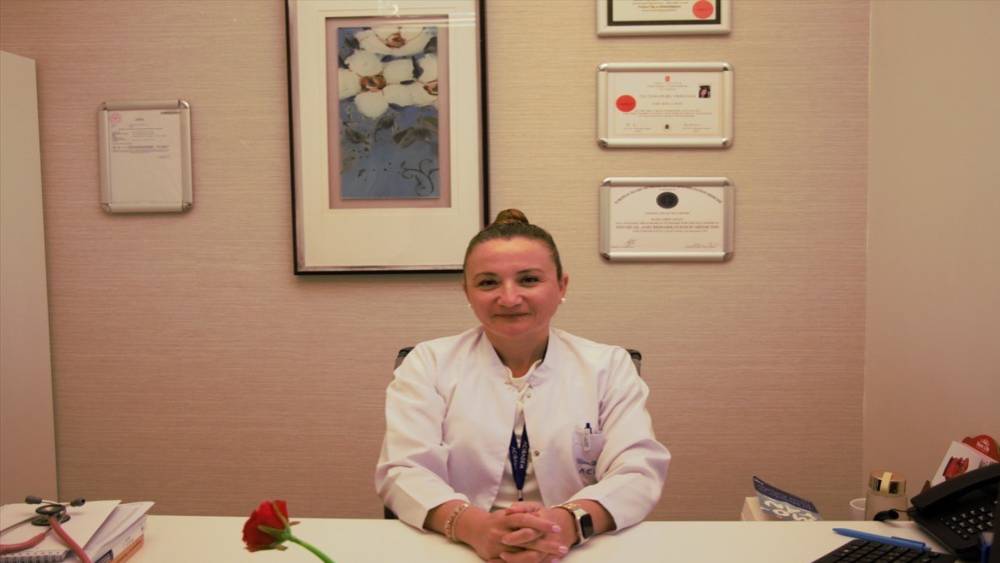 Uzmandan masa başı &ccedil;alışanlara uyarı: "Omurganız i&ccedil;in 15 dakikada bir hareket edin"
