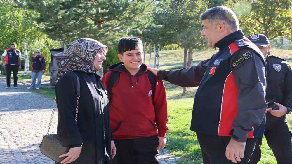 Erzurum&rsquo;da okul &ccedil;evrelerine sıkı denetim: Emniyet M&uuml;d&uuml;r&uuml; Karaburun sahaya indi
