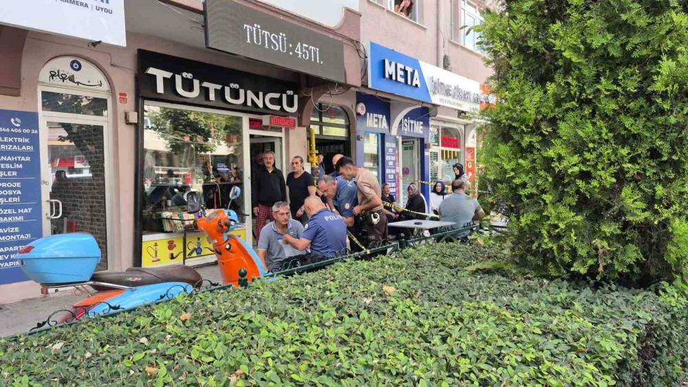7&rsquo;nci kattaki evinden &ccedil;ıkan 81 yaşındaki şahıs binanın merdiven boşluğunda &ouml;l&uuml; bulundu
