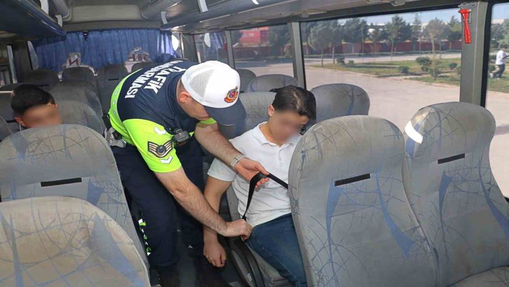 Okullar a&ccedil;ıldı, trafik jandarmaları denetime başladı
