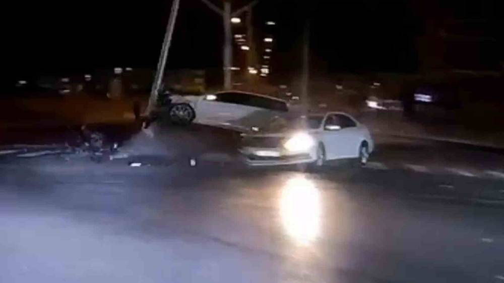 Kırmızı ışıkta ge&ccedil;en otomobilin kazası g&uuml;venlik kamerasında: 3 yaralı
