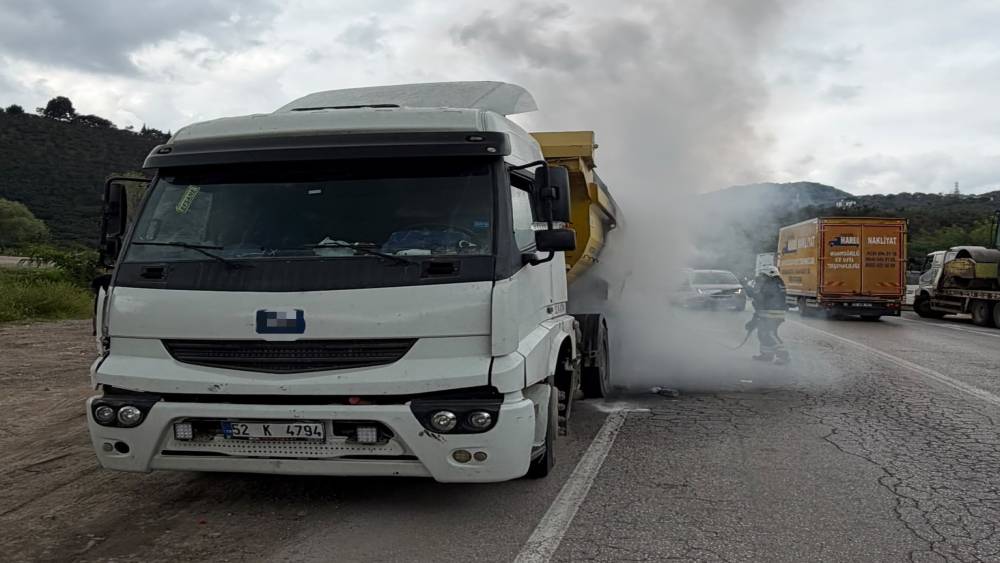 Ordu&rsquo;da seyir halindeki hafriyat kamyonunda yangın
