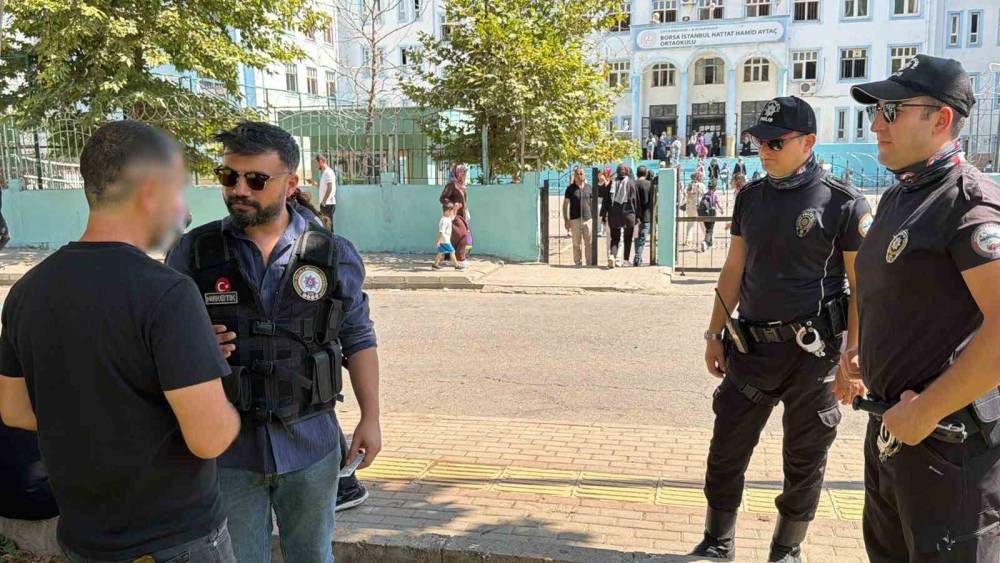 Diyarbakır&rsquo;da yeni eğitim yılının ilk g&uuml;n&uuml;nde okul &ccedil;evrelerinde yoğun g&uuml;venlik denetimi
