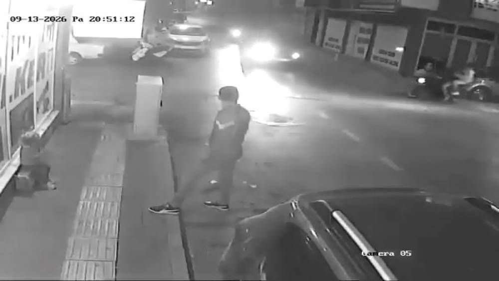Otomobil ile motosiklet &ccedil;arpıştı
