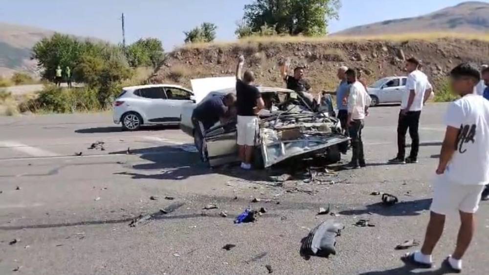 Malatya&rsquo;da iki ara&ccedil; kafa kafaya &ccedil;arpıştı: 2 yaralı
