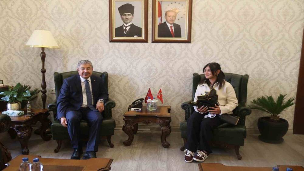 Yerde bulduğu T&uuml;rk bayrağını kaldıran kurye valilikte ağırlandı
