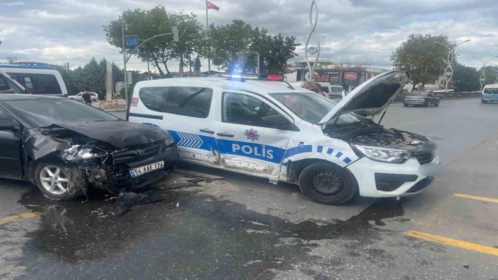 Sakarya&rsquo;da polis aracı ile otomobil &ccedil;arpıştı: 2&rsquo;si polis, 5 yaralı
