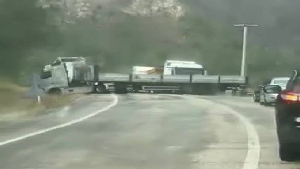 Kontrolden &ccedil;ıkan tır kara yolunu trafiğe kapattı
