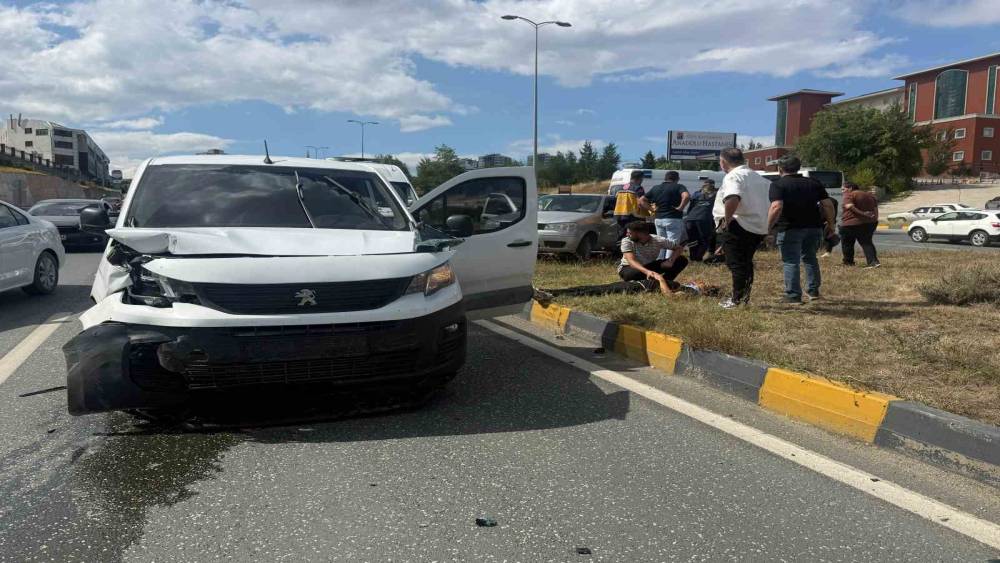 Kastamonu&rsquo;da otomobil ile hafif ticari ara&ccedil; &ccedil;arpıştı: 3 yaralı
