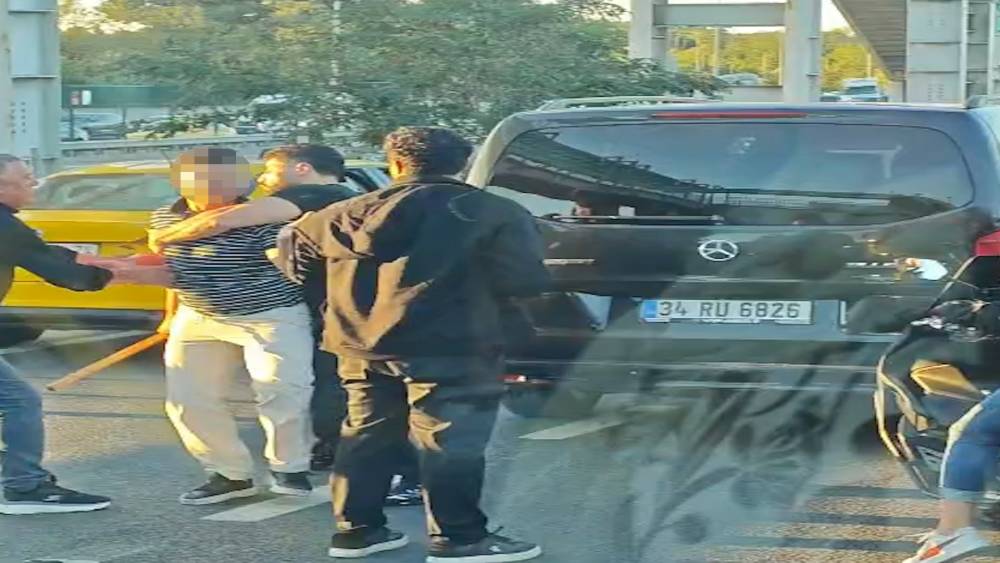 Trafik kazası sonrası &ccedil;ıkan yumruklu ve sopalı kavga kamerada
