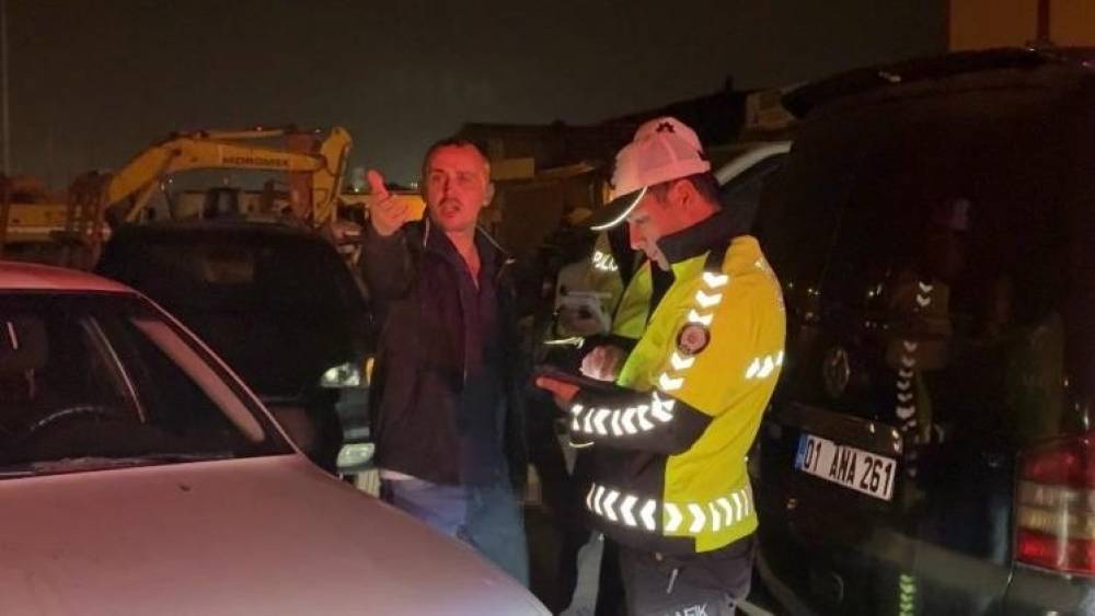 Polisten ka&ccedil;an alkoll&uuml; s&uuml;r&uuml;c&uuml;den basın mensubuna saldırı
