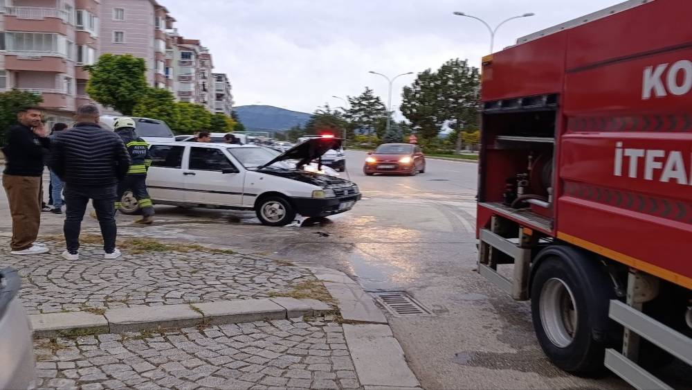 Beyşehir&rsquo;de seyir halindeki otomobilde yangın paniği
