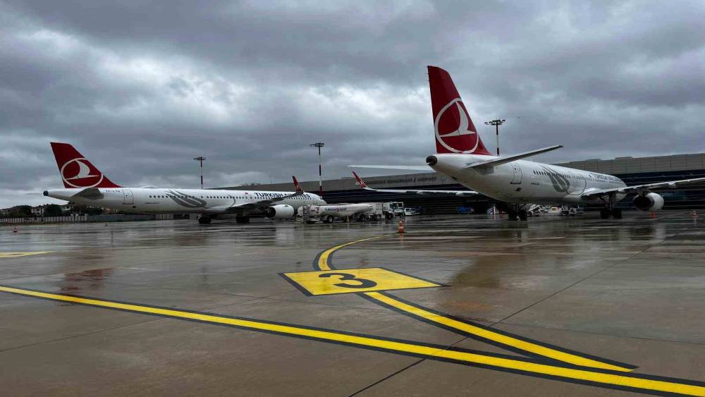 Barselona ve &Ccedil;ukurova&rsquo;dan gelen yolcu u&ccedil;akları &Ccedil;anakkale Havalimanı&rsquo;na iniş yaptı
