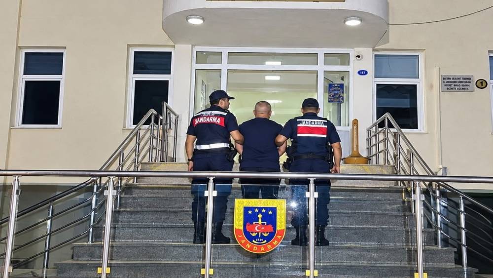 İzmir&rsquo;de 27 yıl hapisle aranan firari yakalandı
