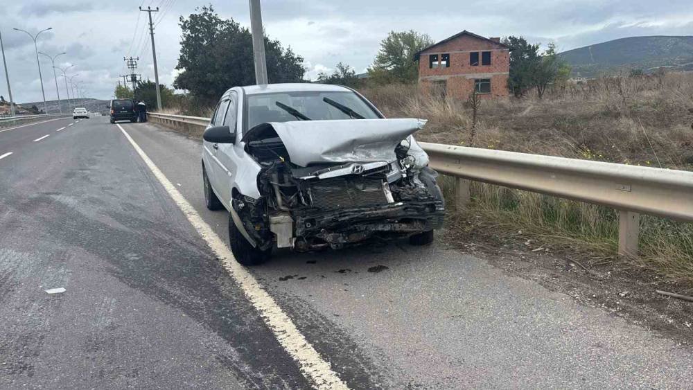 Tavşanlı&rsquo;da otomobil bariyerlere &ccedil;arptı: 1 yaralı
