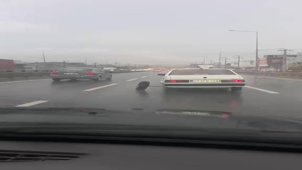 Aks demiri kırılan otomobilin tekerleği yerinden &ccedil;ıktı
