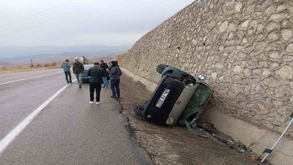 Bayburt-Erzurum kara yolunda trafik kazası: 3 yaralı
