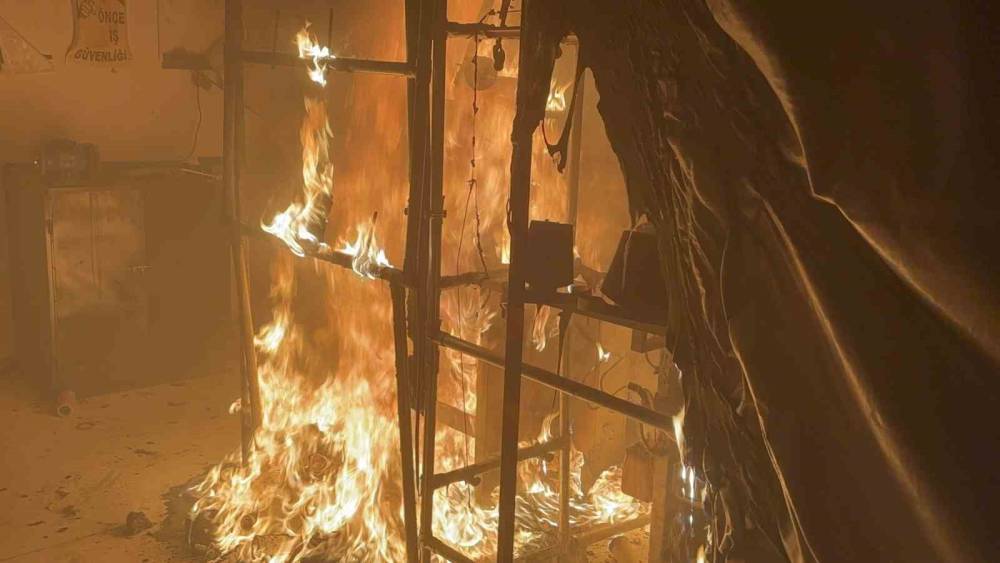 Aksaray&rsquo;da fabrika alev alev yandı
