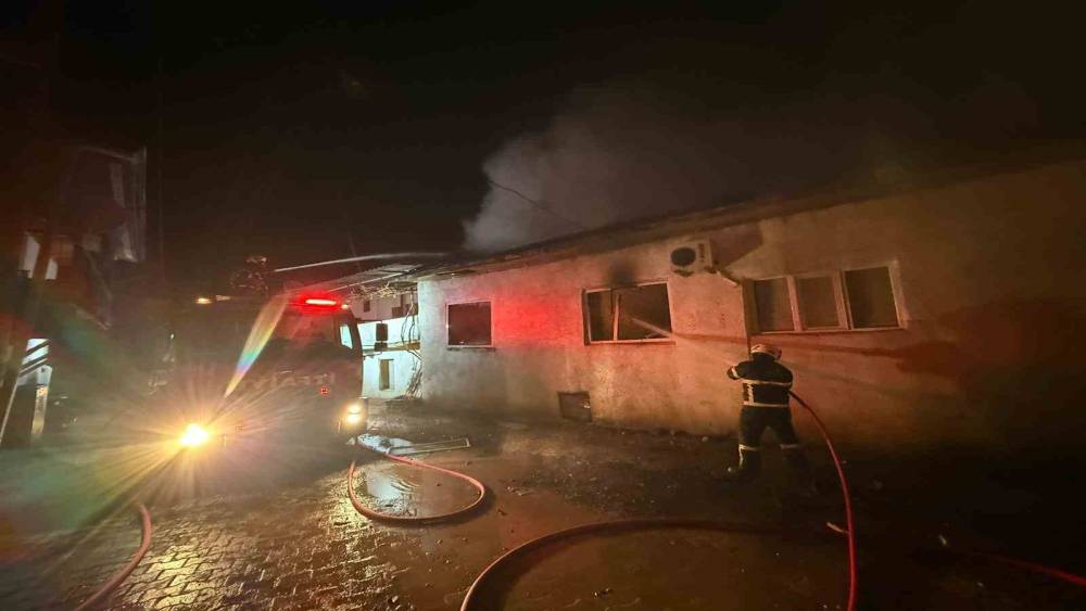 Burdur&rsquo;da &ccedil;ıkan yangında ev k&uuml;le d&ouml;nd&uuml;, 5 kişi kurtuldu
