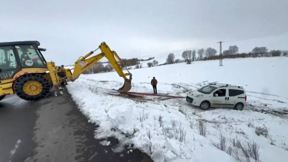 Kars&rsquo;ta yoldan &ccedil;ıkan hafif ticari ara&ccedil; şarampole d&uuml;şt&uuml;
