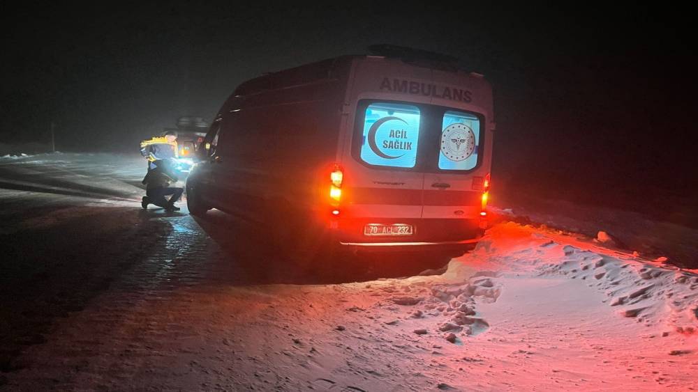 Karaman&rsquo;da sağlık ekibi kar yağışı ve tipiye rağmen diyaliz hastası kadını hastaneye ulaştırdı
