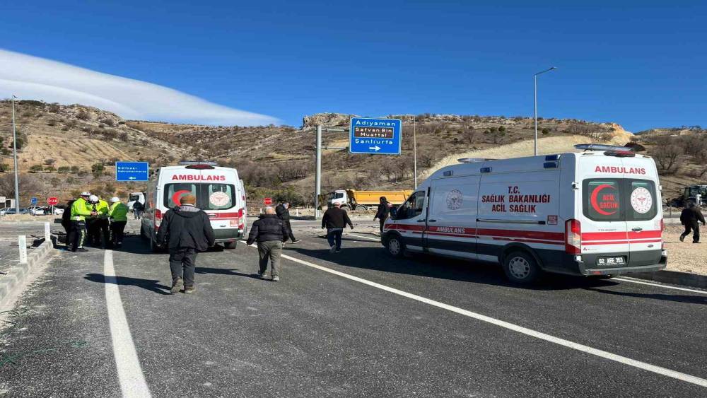 Adıyaman&rsquo;da iki otomobil &ccedil;arpıştı: 4 yaralı
