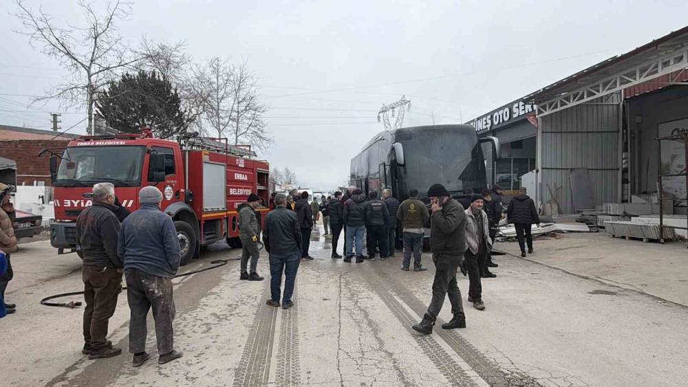 Tokat&rsquo;ta park halindeki otob&uuml;s alev aldı
