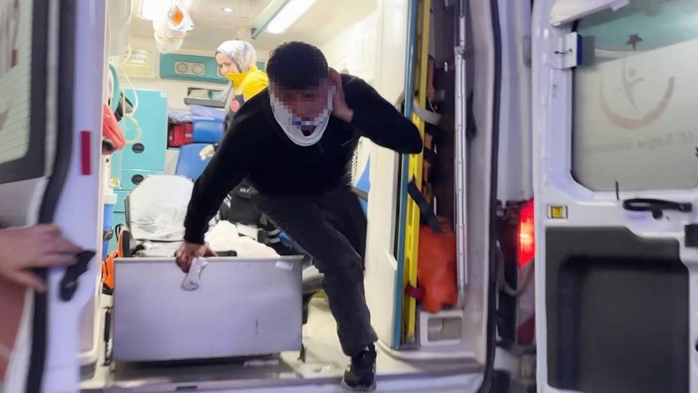 Bı&ccedil;aklanarak yaralandılar, sedyeden atlayıp gazetecilere saldırdılar: O anlar kamerada
