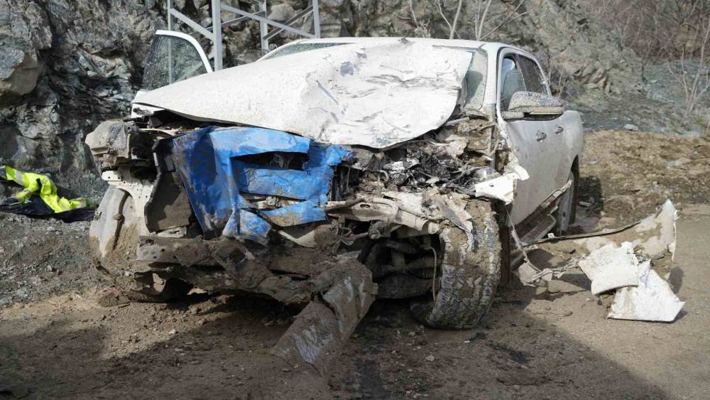 Akaryakıt tankeri ile &ccedil;arpışan kamyonet hurdaya d&ouml;nd&uuml;: 3 yaralı
