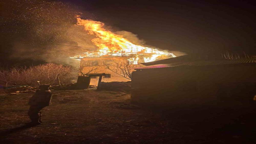 G&uuml;m&uuml;şhane&rsquo;de 3 katlı evde yangın: Evdeki yaşlı adamı arama &ccedil;alışmaları s&uuml;r&uuml;yor
