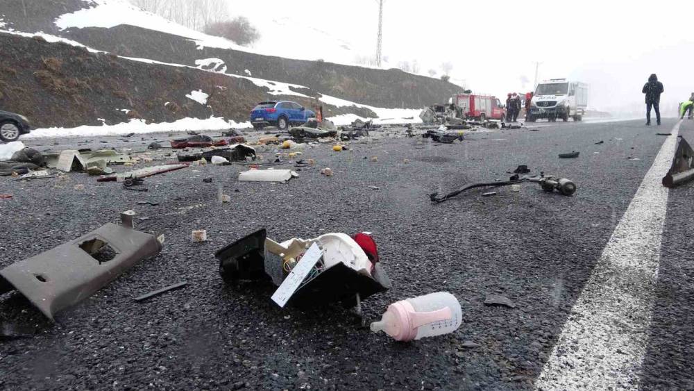 Tatvan&rsquo;daki trafik kazasında &ouml;l&uuml; sayısı 3 oldu: Kazada ağır yaralanan 6 aylık bebek hastanede vefat etti
