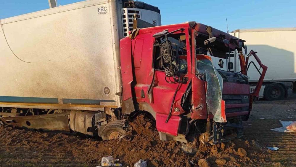 İran&rsquo;da yeri delen f&uuml;zenin şarapnel par&ccedil;asının isabet etmesiyle gen&ccedil; şof&ouml;re mezar olan tırın g&ouml;r&uuml;nt&uuml;s&uuml; ortaya &ccedil;ıktı
