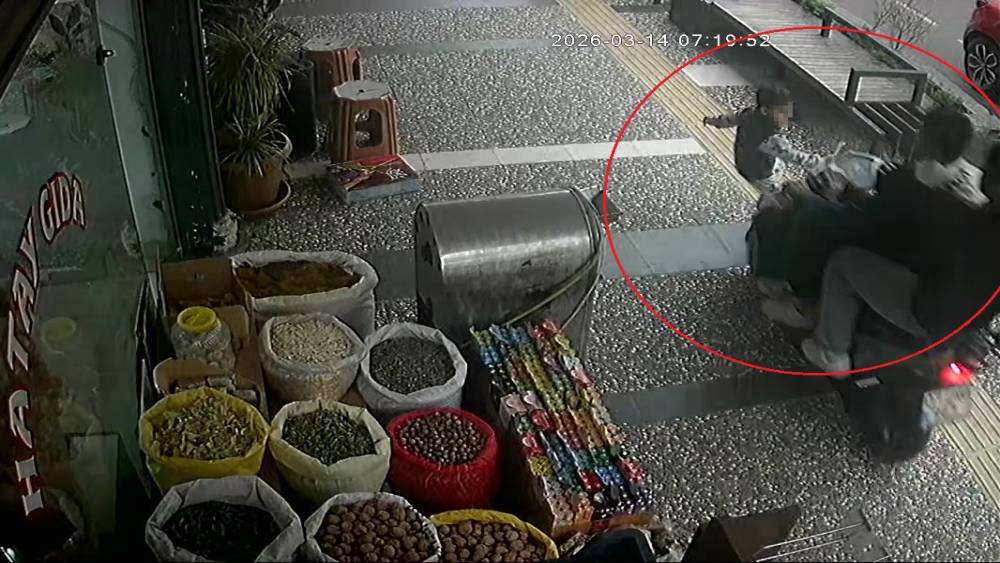 İş yerinden fırlayan 5 yaşındaki &ccedil;ocuğun &ouml;l&uuml;mden d&ouml;nd&uuml;ğ&uuml; kaza anları g&uuml;venlik kamerasına yansıdı
